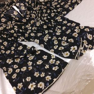 🔥🔥Black floral print Blouse. M